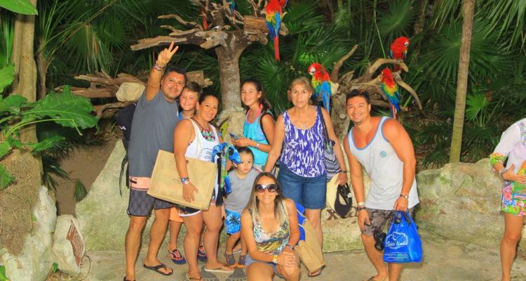 Chilena viajó a Cancún a celebrar matrimonio y terminó con una pierna amputada: su hijo pide ayuda