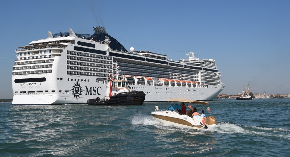 Crucero chocó contra muelle y barco en Venecia