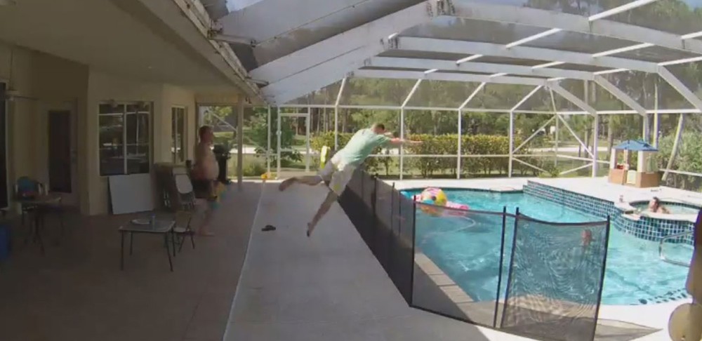 Papá viral salvó a su hijo piscina Superman
