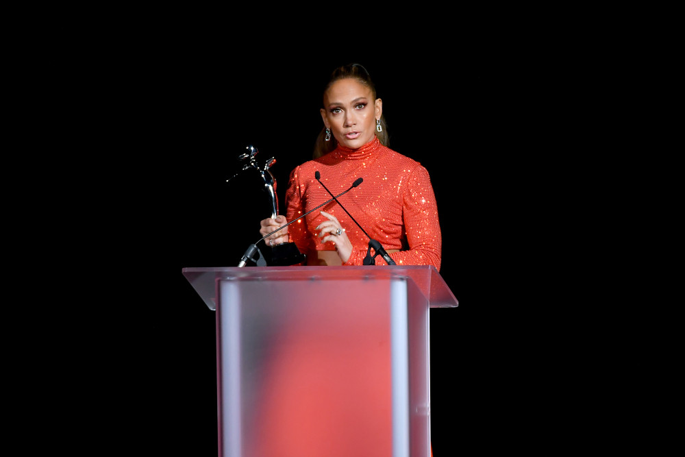 Ícono de la moda: Jennifer López arrasó con traje de dos piezas y luciendo su tonificado abdomen