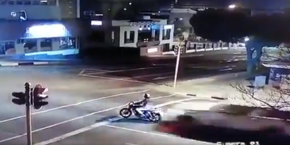 Registran a motociclista que fue impactado por un auto y arrastrado 50 metros: se salvó de milagro