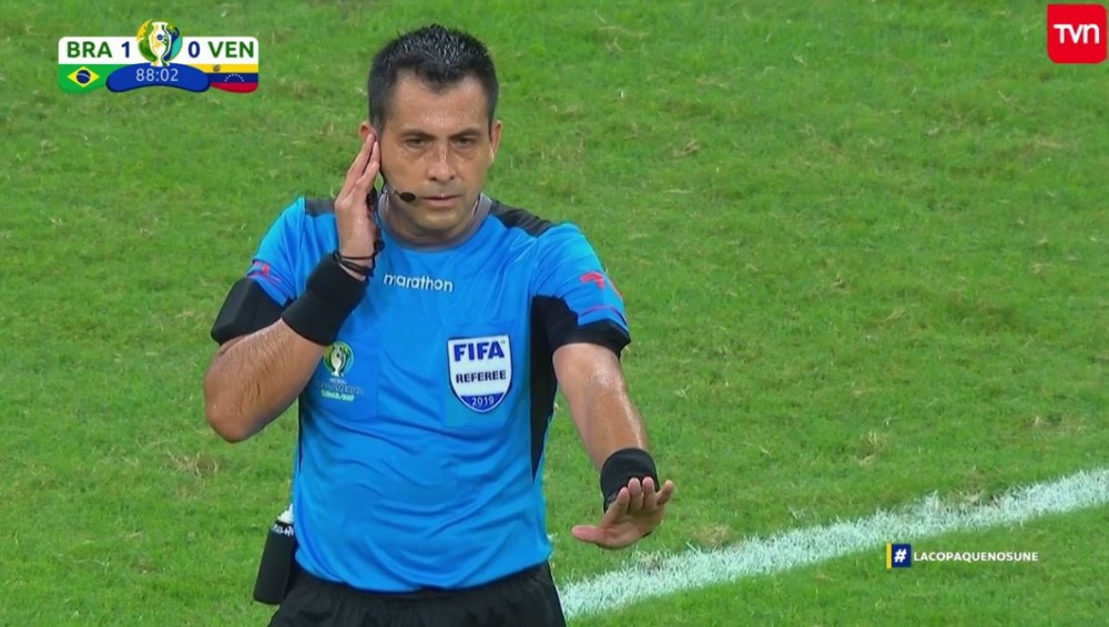 Árbitro chileno Julio Bascuñán anuló tres goles a Brasil y desató el ingenio en redes sociales