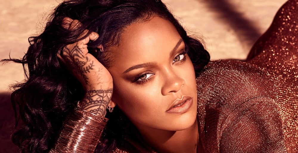 Rihanna traje semitransparente