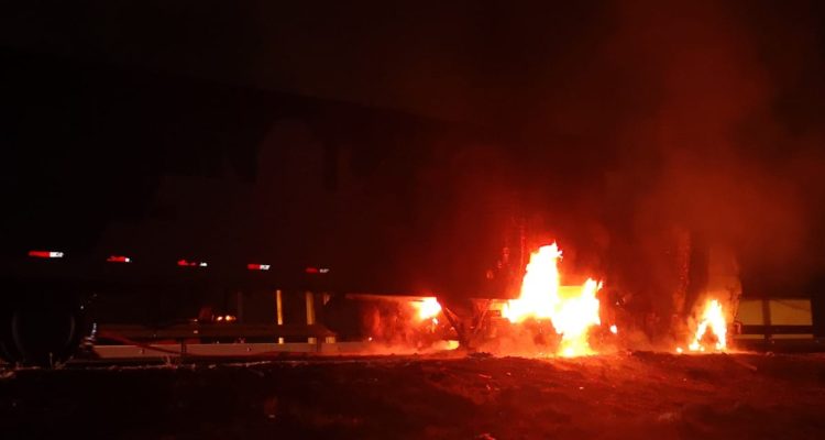 Tránsito a Valparaíso se encuentra cortado por camión que se quemó con mercadería en la Ruta 68
