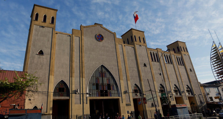 Reunión convocada en Catedral Evangélica de Santiago terminó con golpes y agresiones verbales