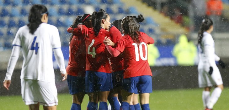 seleccion chilena femenina celebrando un gol ante costa rica