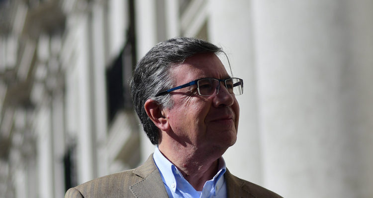 Polémica propuesta de Lavín: 'brigada encubierta' de menores para fiscalizar venta de alcohol