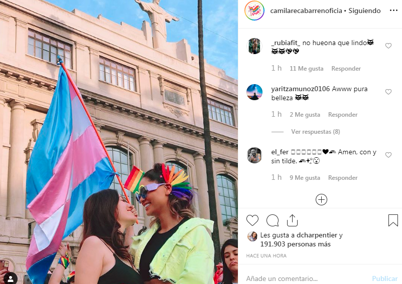 La imagen de Camila Recabarren y su polola en la Marcha del Orgullo que enamoró en redes