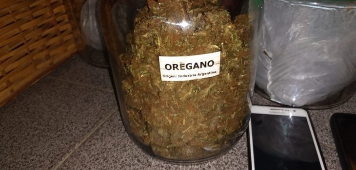 el frasco con marihuana rotulado como orégano