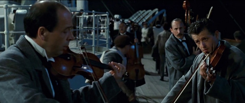 Músicos se lucieron al tocar canción del Titanic mientras mall se inundaba