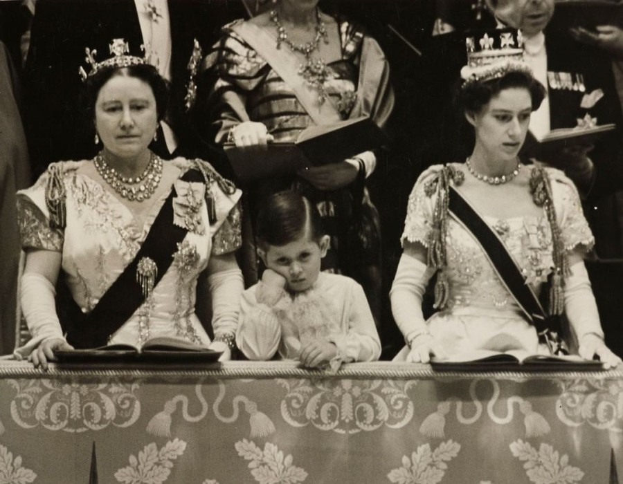 Actitud aburrida del príncipe Carlos en coronación de la Reina Isabel II