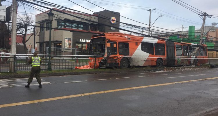 Conductor de micro impactó contra poste tras sufrir infarto mientras manejaba: murió en el lugar