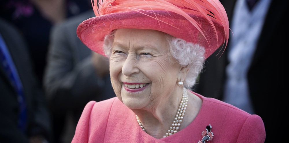 La reina Isabel II es más "normal" de lo que crees: le encanta ver series y estas son sus favoritas