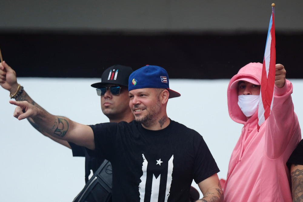 Residente y Bad Bunny se lucen con nuevo video que muestra modelos de talla grande y axilas velludas