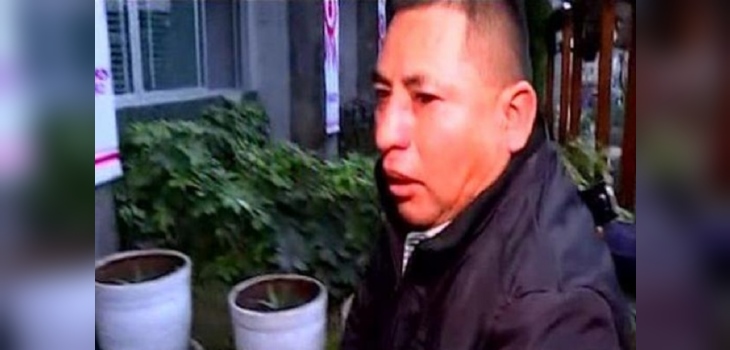 Padres lincharon a profesor que abusaba de sus hijos: lo encontraron semidesnudo en el aula