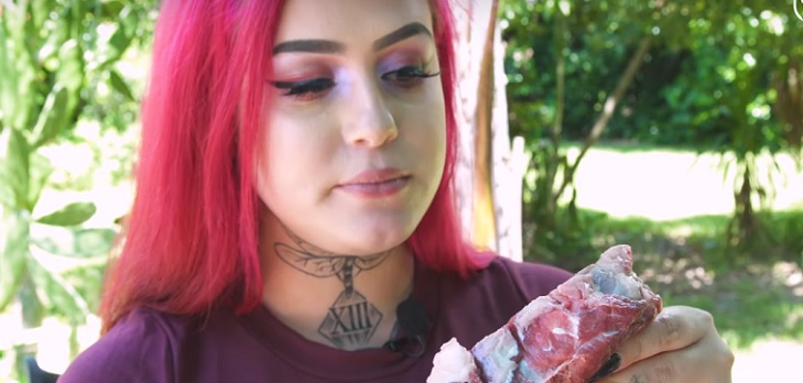 Actriz es furor en redes sociales por comer carne cruda