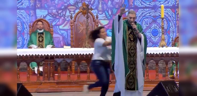 Mujer empujó del escenario a sacerdote brasileño Marcelo Rossi video viral