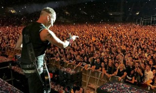 Miembros de banda Rammstein se besan en pleno concierto para protestar por leyes anti LGTBI en Rusia