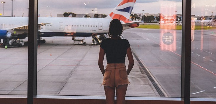 mujer bajada de avión por blusa transparente