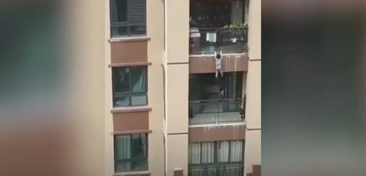niño cae desde el quinto piso en china