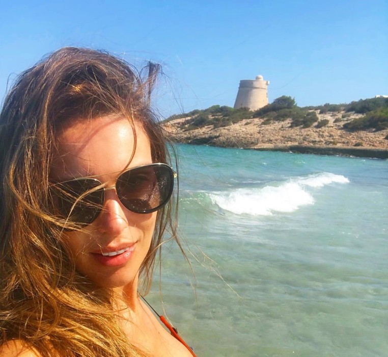 Pampita se fue de vacaciones a Ibiza: se lució con bikinazos y mucho reguetón