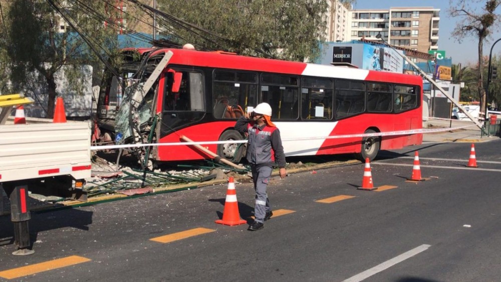 Atropellan a mujer luego que automovilista impactara con bus en esquina de Las Condes