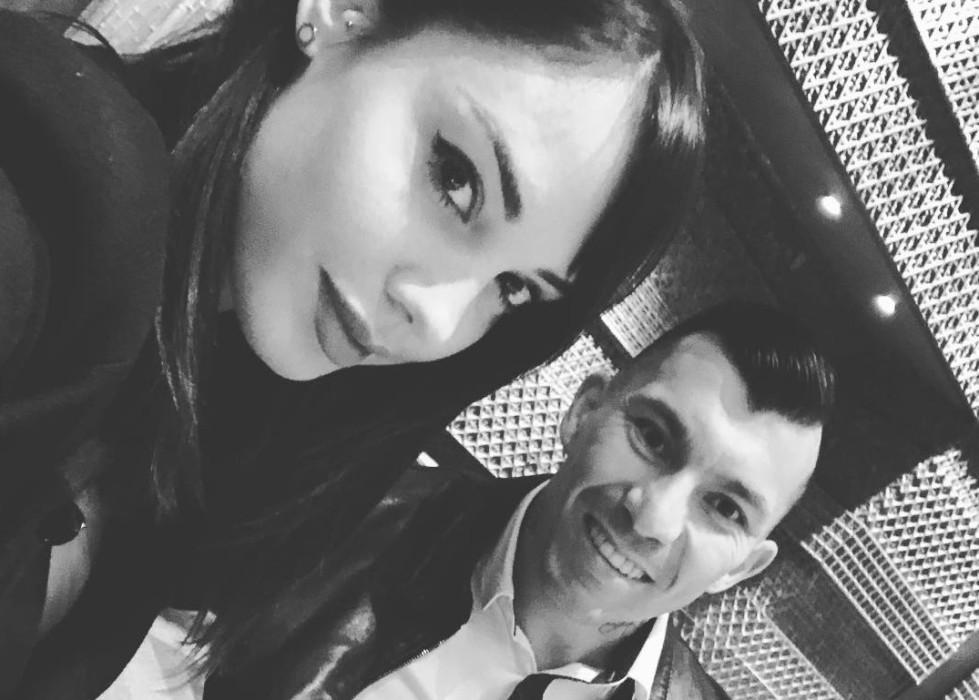 Gary Medel compartió foto de su esposa posando con vestido nuevo sin su permiso y ella reaccionó