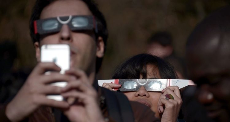 Oftalmólogo entrega recomendaciones para mirar el eclipse sin dañar la visión