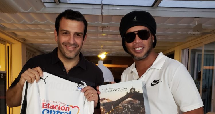Ronaldinho agendó visita a Chile: impartirá una clínica de fútbol en Estación Central