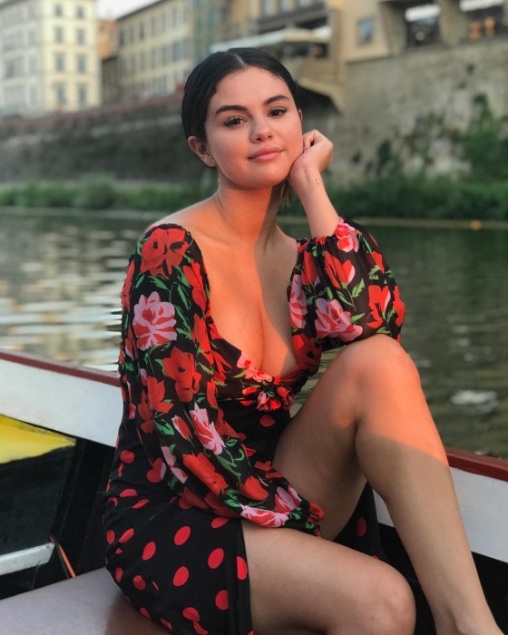 Selena Gomez mostró orgullosa su celulitis durante vacaciones en Italia y se llenó de halagos
