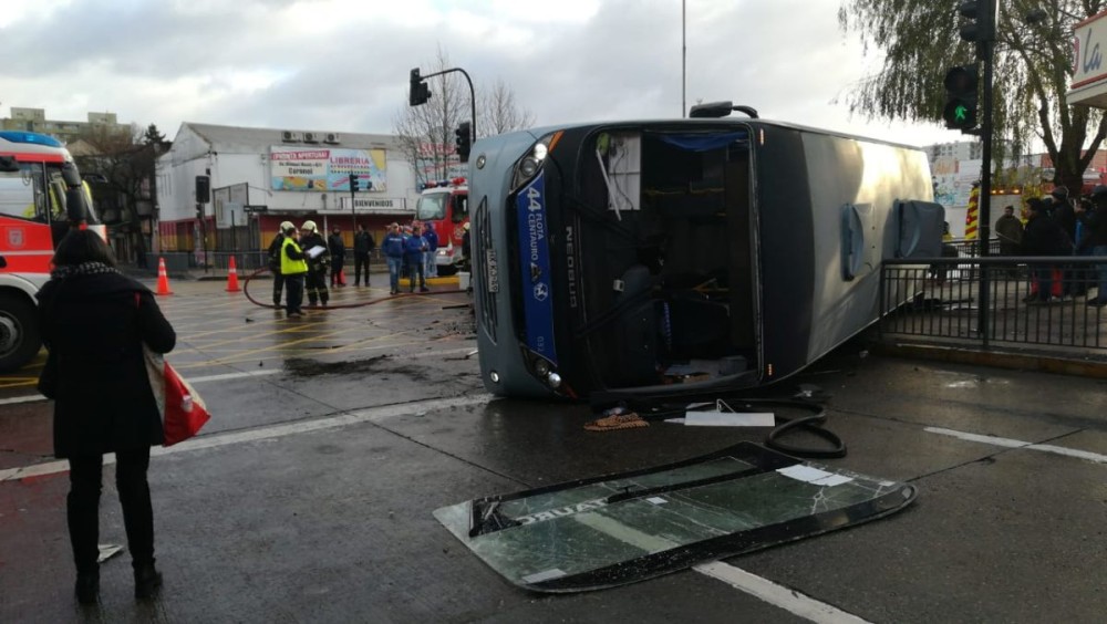 Violento choque de microbús y auto dejan un muerto y cinco heridos