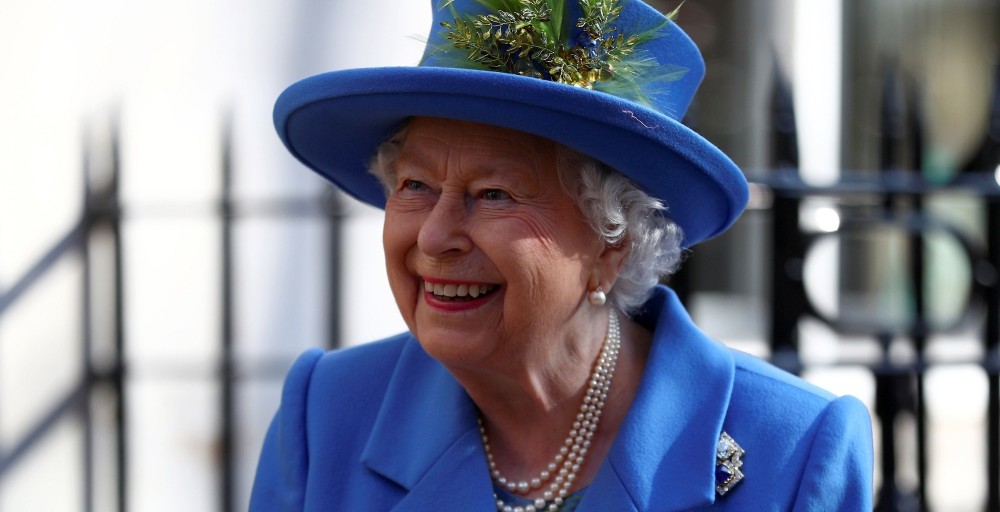 El práctico motivo por la que la reina Isabel II nunca ocupa tonos neutrales en sus trajes