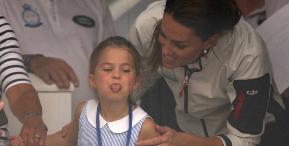 Princesa Charlotte protagonizó divertida travesura en evento oficial y así reaccionó Kate Middleton