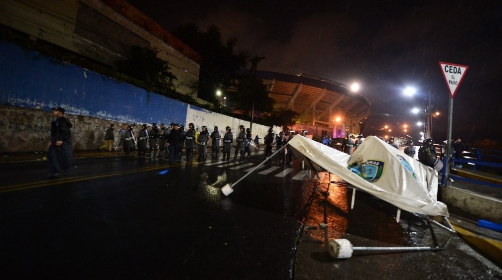Atacan bus de equipo en Honduras y se desata el caos en el estadio