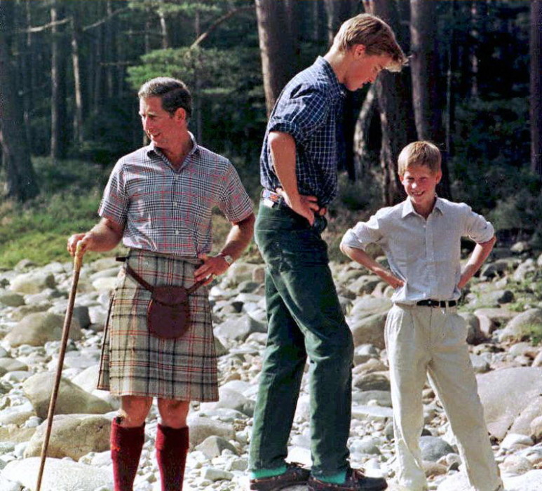 Fotografía de infancia del príncipe Charles dejó en evidencia el innegable parecido con su hijo Harry