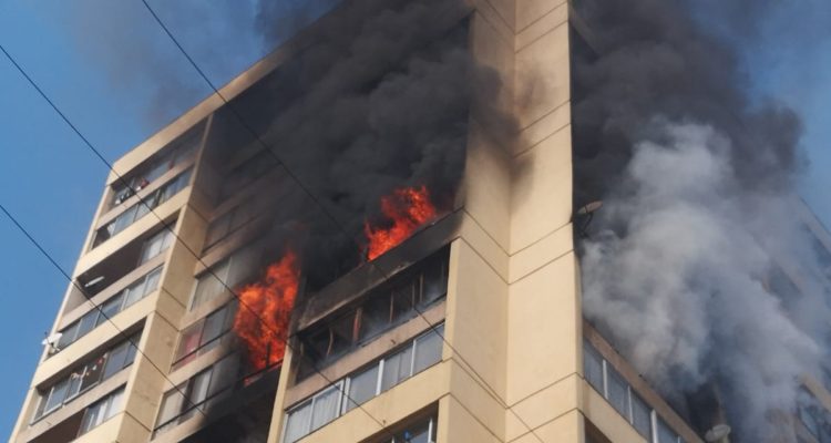 Videos muestran incendio en edificio de Recoleta: hay personas atrapadas en pisos superiores