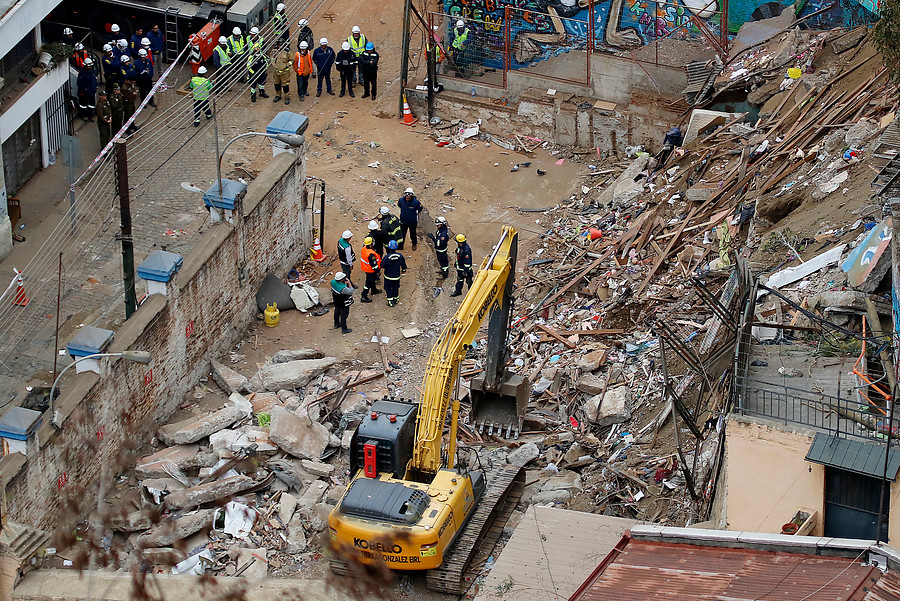 Encuentran a última víctima en derrumbe en Valparaíso