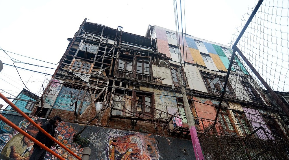 Las señales que deberías considerar en tu vivienda para evitar un derrumbe como el de Valparaíso