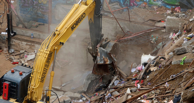 Comienzan a despejar escombros de casa derrumbada en Valparaíso: no habría más desaparecidos