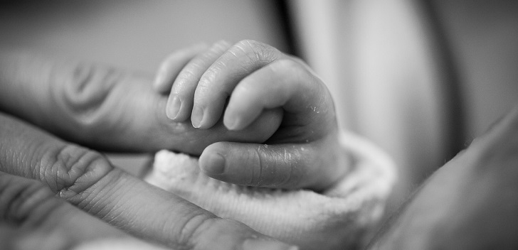 Foto muestra el vientre de una mujer en el momento exacto en que tiene una contracción en el parto