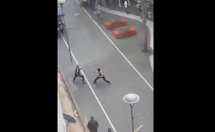 Estocadas iban, estocadas venían: registran violenta pelea en concurrido paseo de Concepción