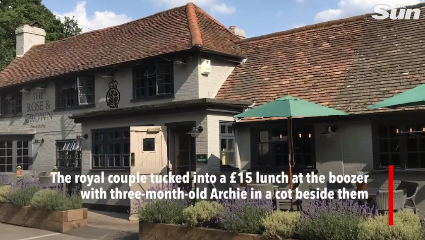Harry y Meghan "compensaron" sus polémicas vacaciones y fueron a cenar a modesto pub junto a Archie