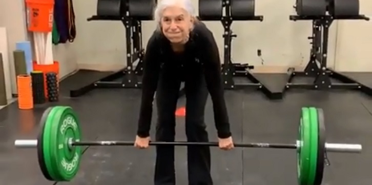 abuelita sorprende por prácticar crossfit y levantar 70 kilos