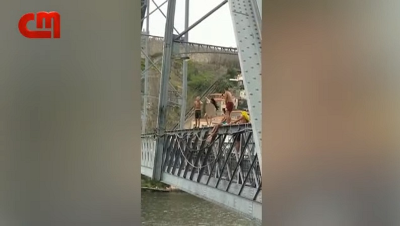 Captan a mujer lanzándose desnuda al río