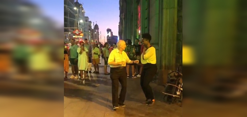 Video de adorable anciano bailando junto a artista callejera es viral: no es primera vez que lo hace