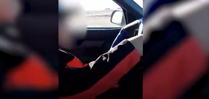 Video: Padre obligó a punta de groserías a manejar a su hijo de 10 años en carretera