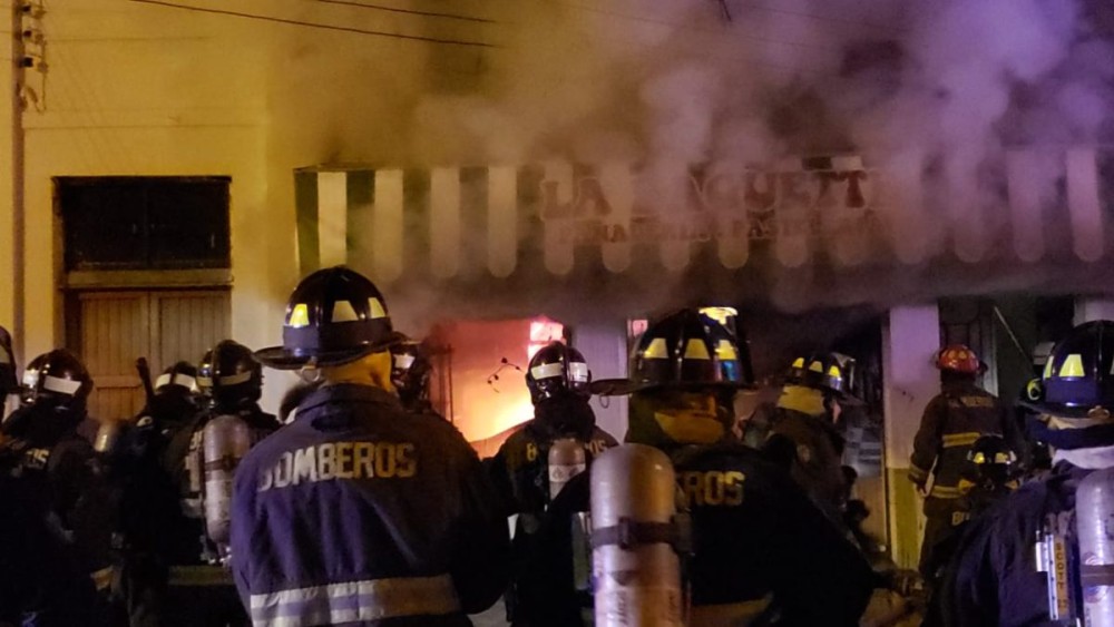 Incendio afecta a tradicional panadería en centro de Valdivia: bomberos trabaja en el lugar