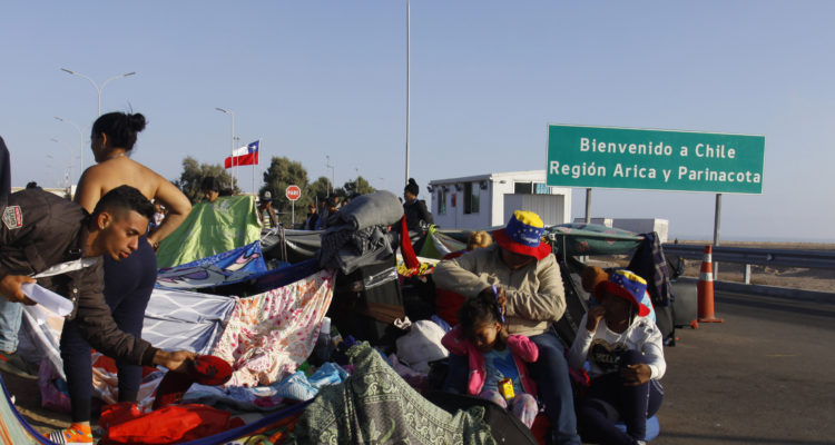 Gobierno permitirá ingreso a Chile de venezolanos sin visa o pasaporte para "reunificación familiar"