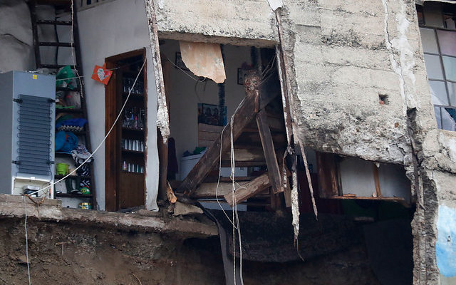 Hallan 4 cuerpos bajo los escombros de derrumbe en Valparaíso
