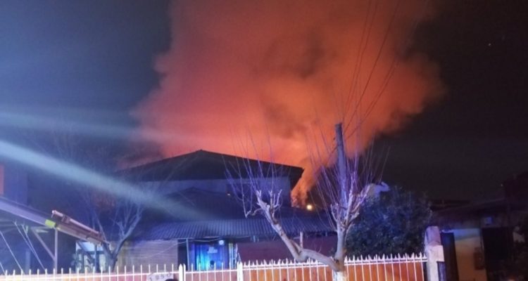 Confirman 4 muertos por incendio que destruyó varias viviendas y dejó 40 afectados en Peñalolén